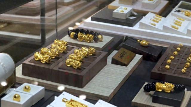 “卖疯了”？！金价猛涨，黄金店铺延迟放假，黄金手机贴成新宠